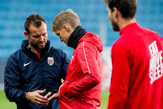 Martin Ødegaard of Norway with an injured hand