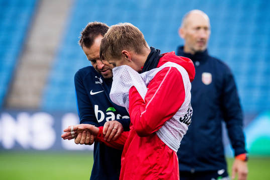 Martin Ødegaard of Norway with an injured hand