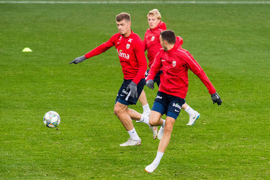 Alexander Sørloth and Mats Møller Dæhli of Norway