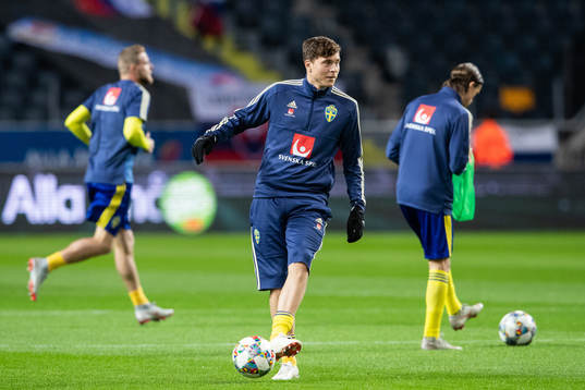 Victor Nilsson Lindelöf of Sweden warms up
