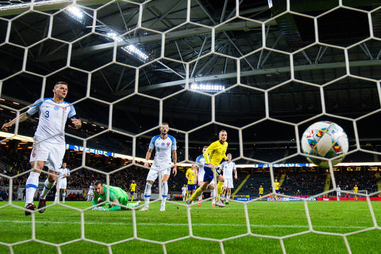 John Guidetti of Sweden scores 1-0