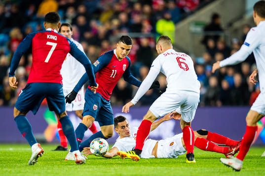 Mohamed Amine Elyounoussi of Norway and Georgi Kostadinov