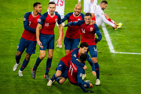 Mohamed Elyounoussi of Norway celebrates with his teammates