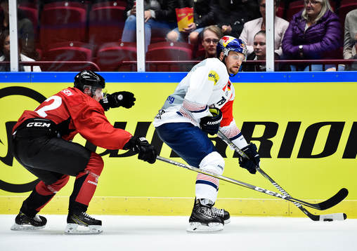 Matias Lassen of Malmö Redhawks and John Mitchell of RB