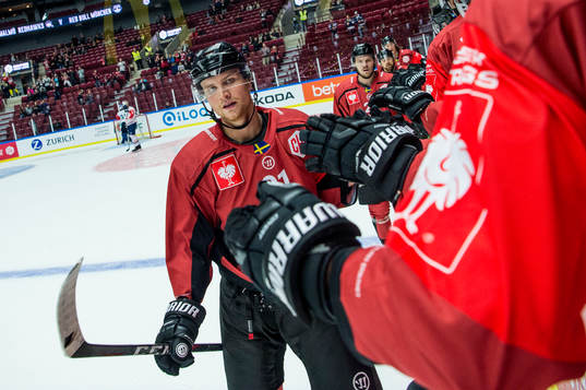 Max Görtz of Malmö Redhawks celebrates 2-1