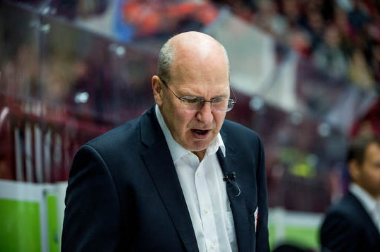 Head Coach Don Jackson of RB Munich looks dejected