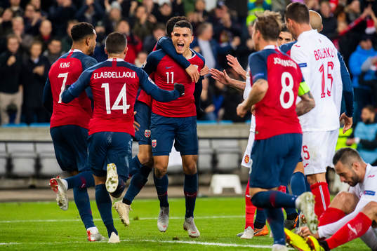Mohamed Elyounoussi of Norway celebrates with his teammates
