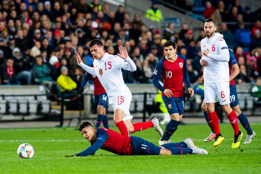 Vasil Bozhikov of Bulgaria and Mohamed Elyounoussi of Norway