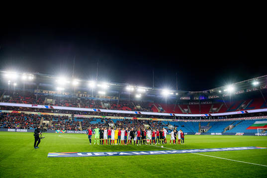 The players line up