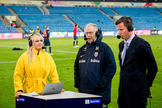 Julie Strømsvåg, TV 2 reporter, Lars Lagerbäck, head