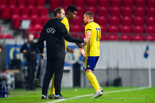 Jordan Larsson swaps with Alexander Isak of Sweden