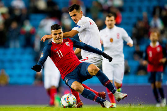 Mohamed Elyounoussi of Norway and Georgi Kostadinov of