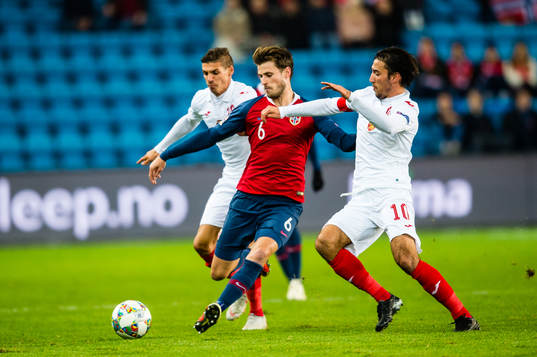 Håvard Nordtveit of Norway and Ivelin Popov of Bulgaria