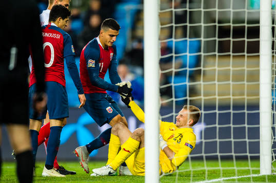 Mohamed Amine Elyounoussi of Norway and Plamen Iliev of