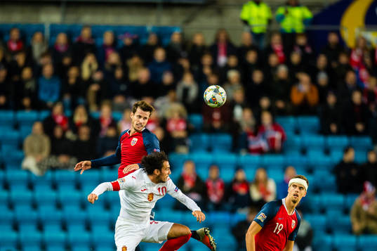 Håvard Nordtveit of Norway and Ivelin Popov of Bulgaria