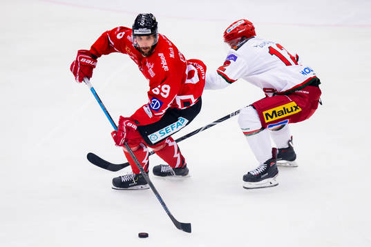 Vita Hästens Emil Eriksson och Modos Victor Öhman
