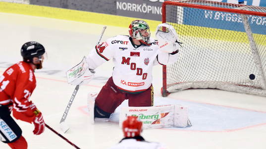 Vita Hästens Christopher Fish gör mål 1-0 på Modos