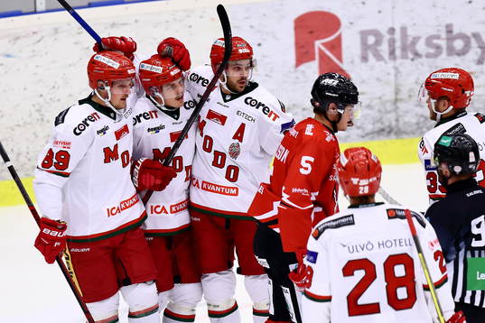 Modos Patrik Karlkvist med flera jublar med Jonathan