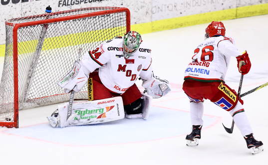 Modos målvakt Erik Hanses släpper in ett av målen