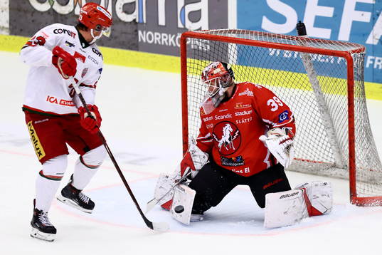 Modos Daniel Sylwander och Vita Hästens målvakt Viktor
