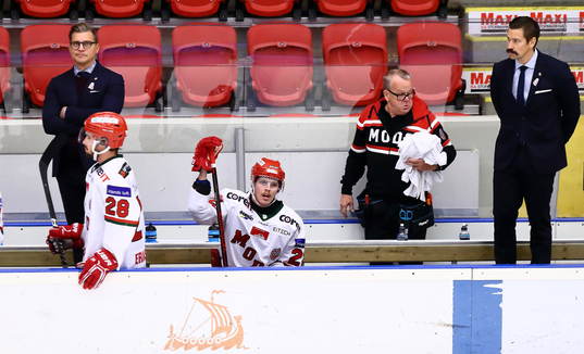 Modos tränare Björn Hellkvist och spelare deppar på