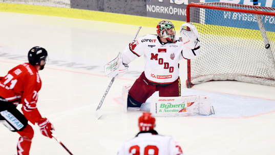 Vita Hästens Christopher Fish gör mål 1-0 på Modos