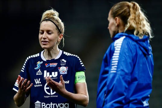 Linköpings Janni Arnth Jensen reagerar och deppar med