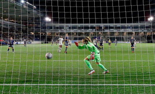 Mål 0-2 av Paris Shuang Wang - Linköpings målvakt Julia