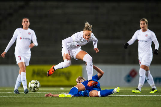 Rosengårds Sanne Troelsgaard Nielsen glidtacklas av Slavia