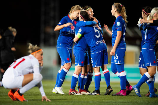 Slavia spelare jublar medan Rosengårds Sanne Troelsgaard