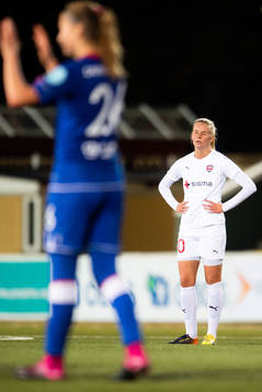 Rosengårds Nellie Lilja deppar medan en av Slavia spelare