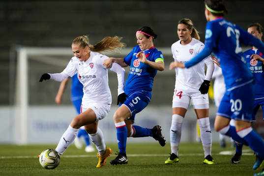 Rosengårds Lisa-Marie Utland jagas av Slavia Veronika