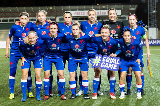 Slavia Prag spelare ställer up för lagbild
