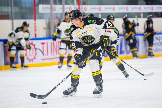 Philip Anthony Lane of Stavanger Oilers warms up