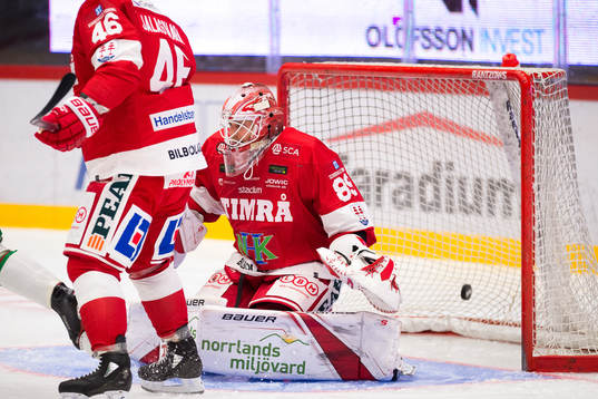 Timrås målvakt Niklas Svedberg släpper in 1-0 målet av
