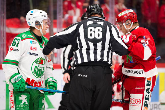 Rögles Leon Bristedt och Timrås Alexander Falk hålls