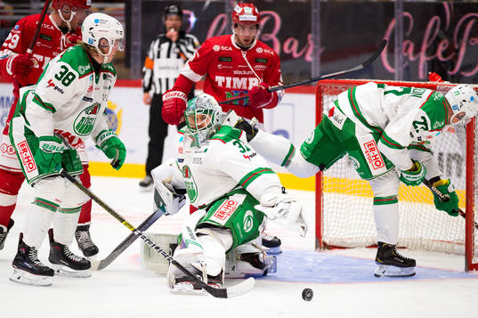 Rögles målvakt Ville Kolppanen räddar