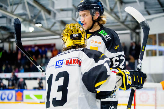 David Morley of Stavanger Oilers celebrates with teammate