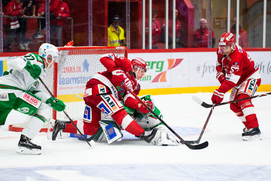 Timrås Vilmos Gallo utmanar Rögles målvakt Ville