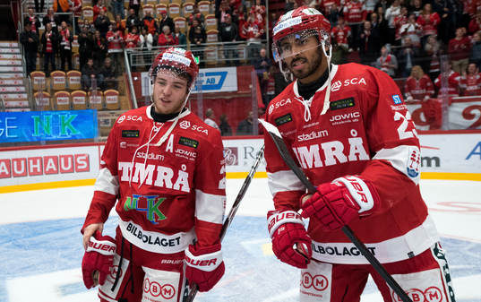 Timrås Emil Berglund och Jeremy Boyce jublar