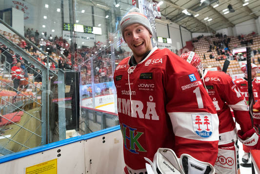 Timrås målvakt Victor Brattström  jublar