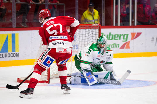 Timrås Anton Wedin gör 4-3 målet bakom Rögles målvakt