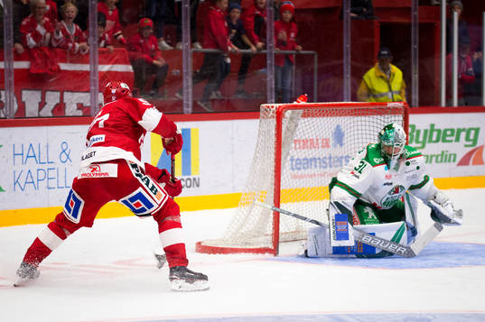Timrås Anton Wedin gör 4-3 målet bakom Rögles målvakt
