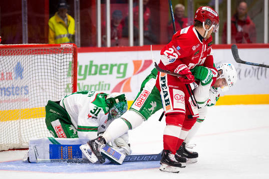Timrås Emil Berglund framför Rögles målvakt Ville