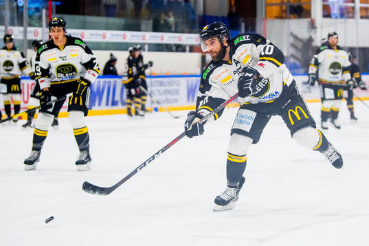 Jacob Lagacé of Stavanger Oilers warms up