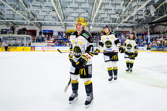 David Morley of Stavanger Oilers celebrates