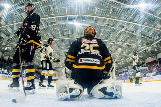 Maximilian Lindskog Petterson and goaltender Henrik