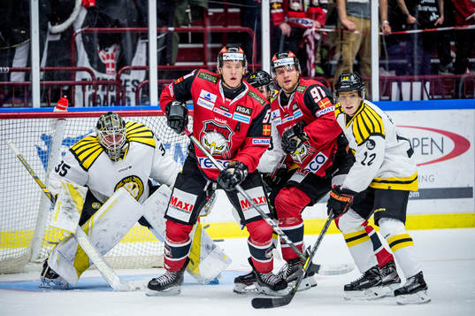 Malmö Redhawks Emil Sylvegård och Max Görtz mot Brynäs