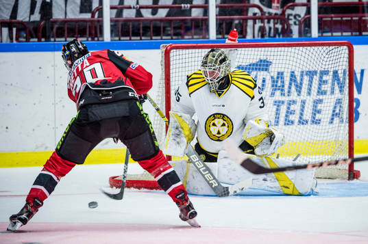 Malmö Redhawks Henrik Hetta mot Brynäs målvakt David