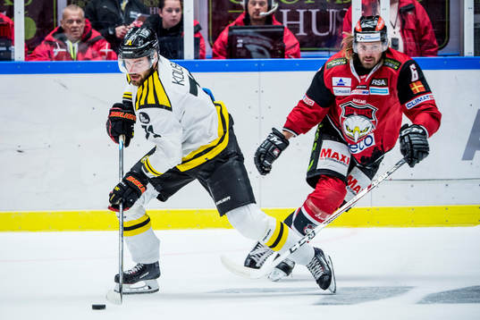 Brynäs Robert Kousal mot Malmö Redhawks Stefan Warg
